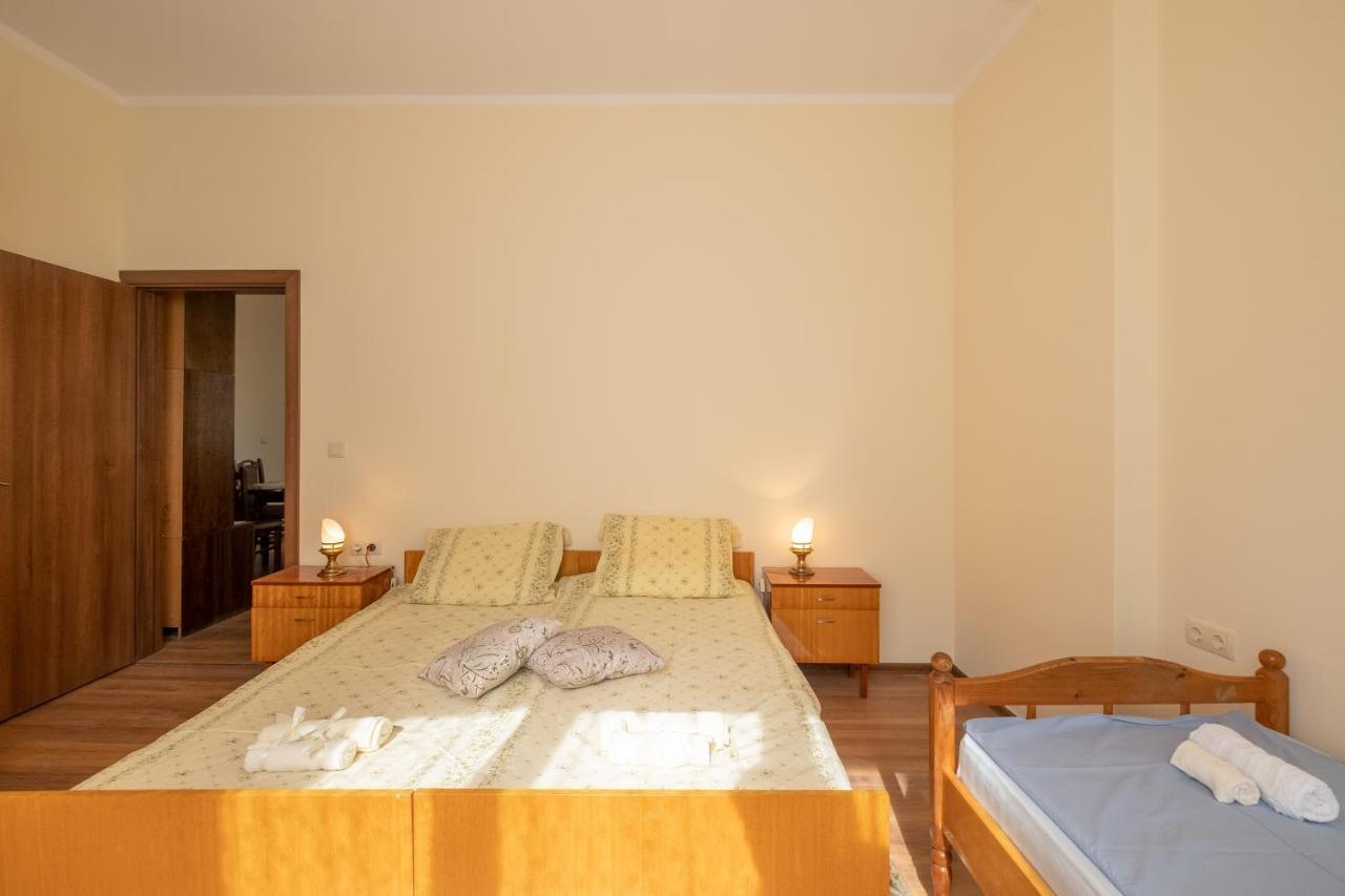 Lucie Top Center - 5 People Apartment Sofia