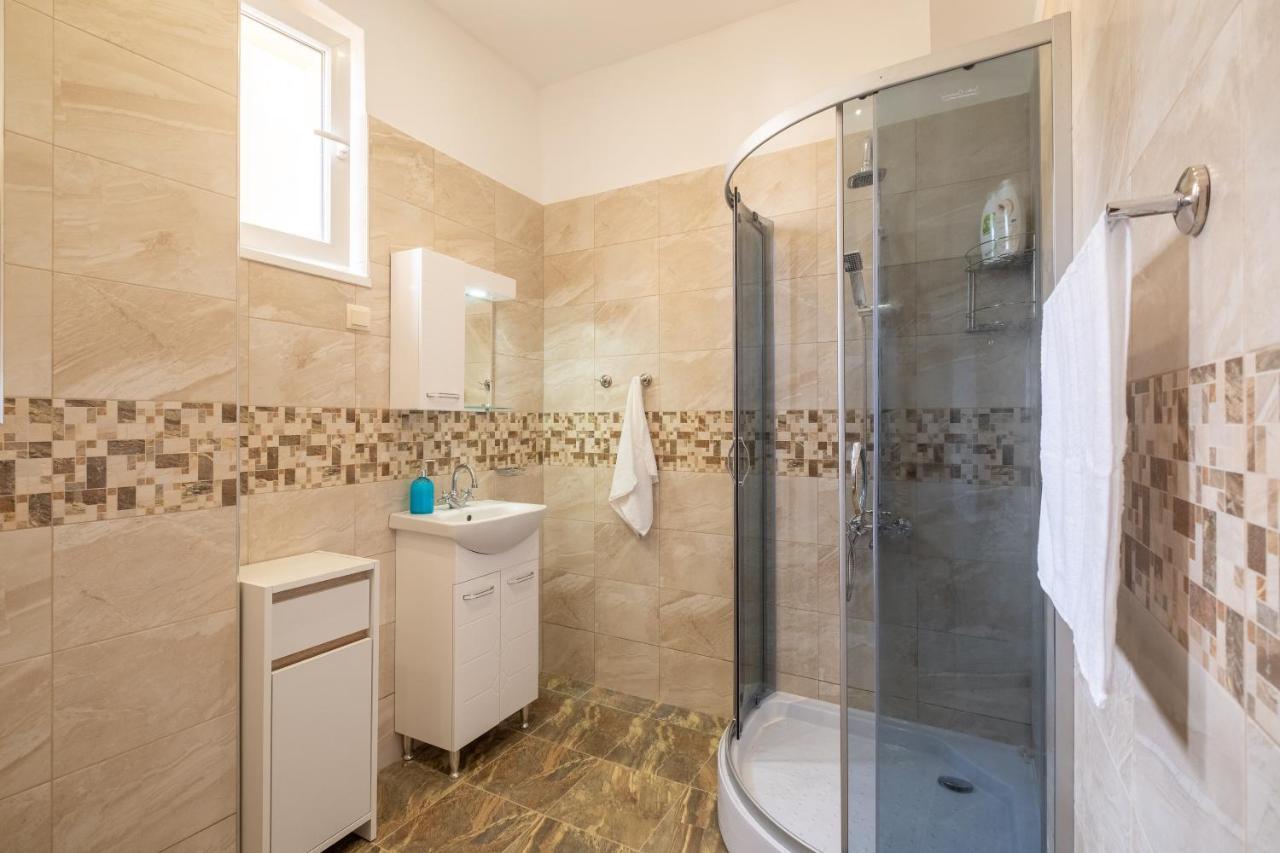 Lucie Top Center - 5 People Apartemen Sofia