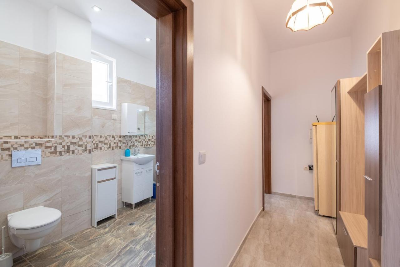 Lucie Top Center - 5 People Apartemen Sofia